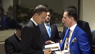 BM Kültürel Diplomasi sempozyumunda Macaristan Dışişleri Bakanı Peter Szijjarto'ya Sayın Adnan Oktar'ın İslam Terörü lanetler eseri takdim edildi.